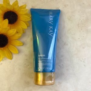 Suncare. After- sun replenishing gel by Mary Kay.